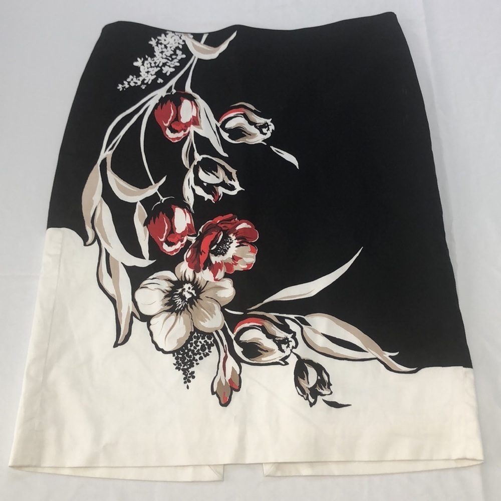 White House Black Market  white black red flower Print Pencil Skirt size 8